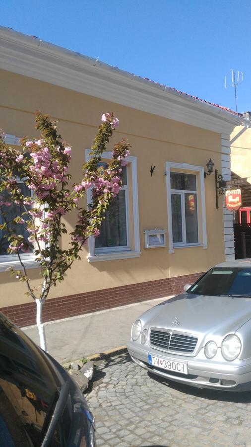 乌日霍罗德 Кімнати В Центрі酒店 外观 照片